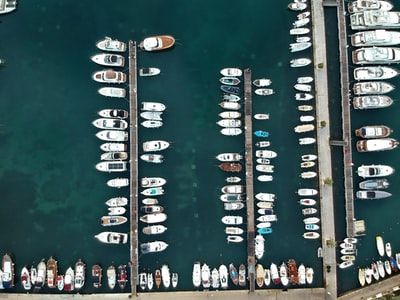 白天海上船只鸟瞰图